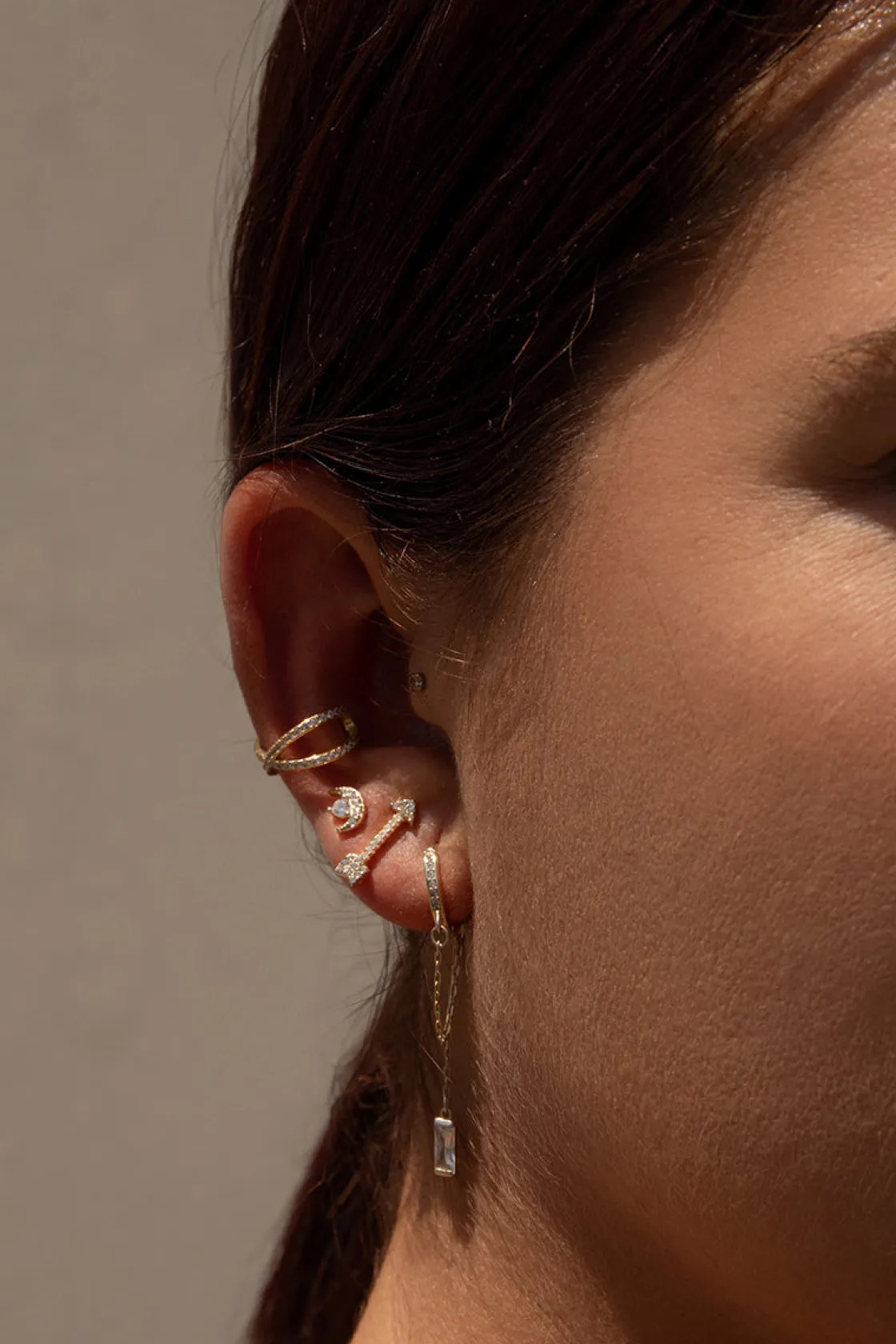 Segundo Pendiente | LINEARGENT Piercing de plata baño dorado diseño mini luna y circonitas