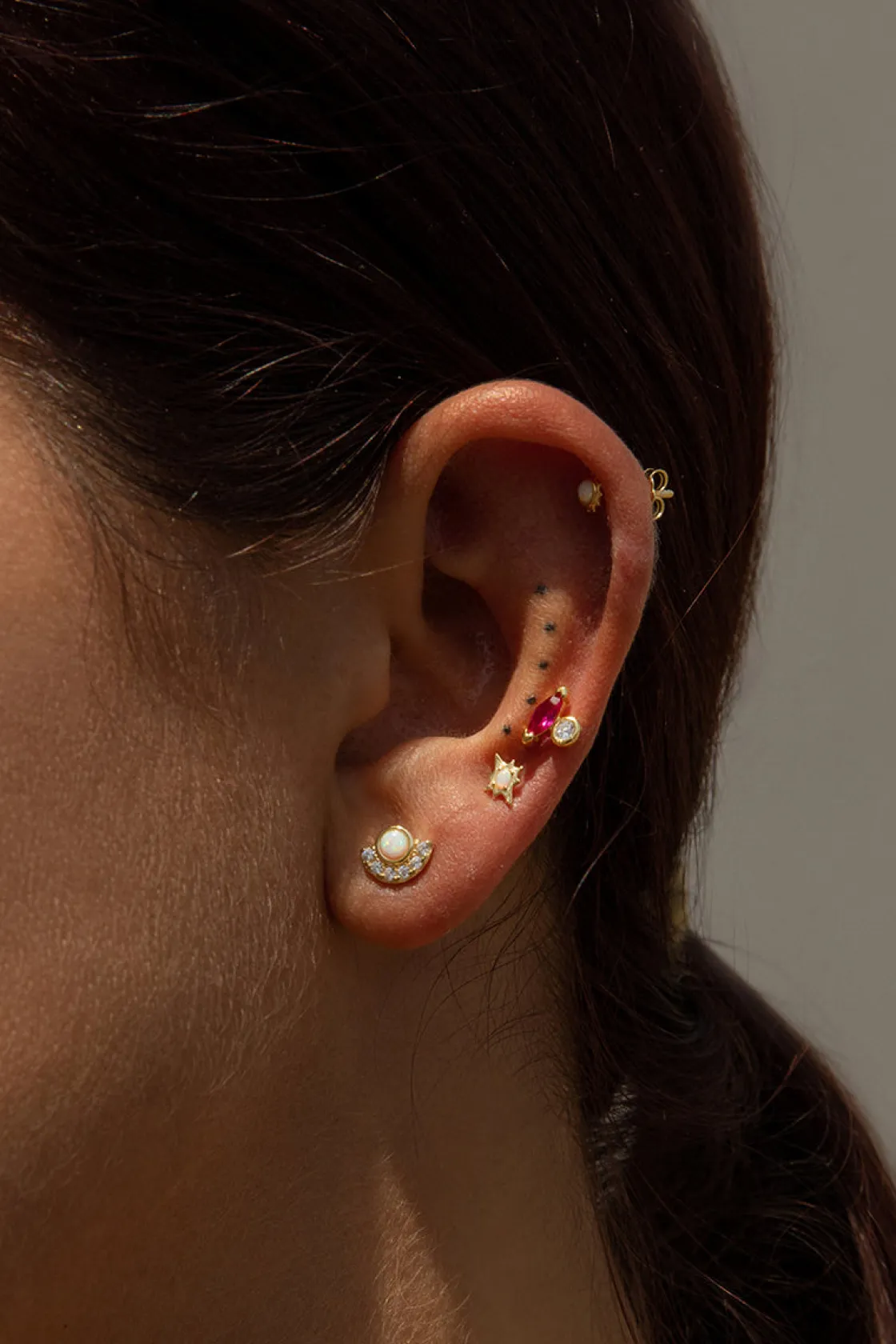 Segundo Pendiente | LINEARGENT Piercing de plata baño dorado diseño mini sol con ópalo