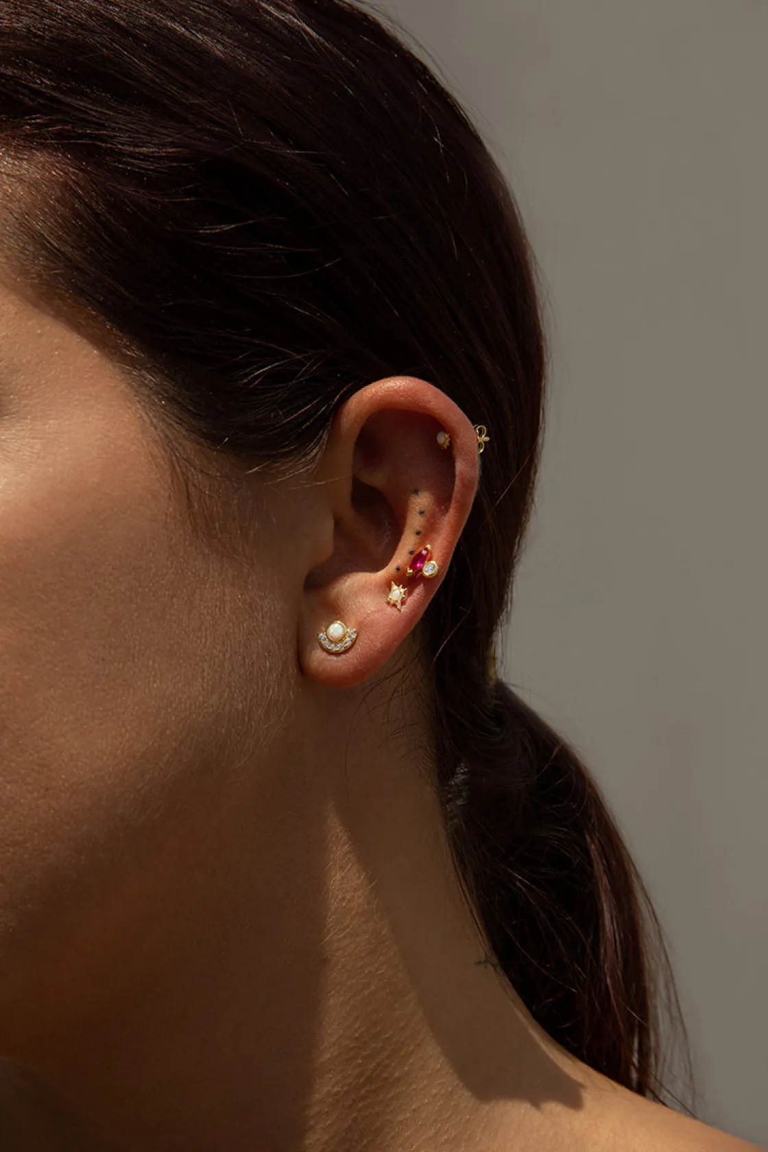 Segundo Pendiente | LINEARGENT Piercing de plata baño dorado diseño mini sol con ópalo