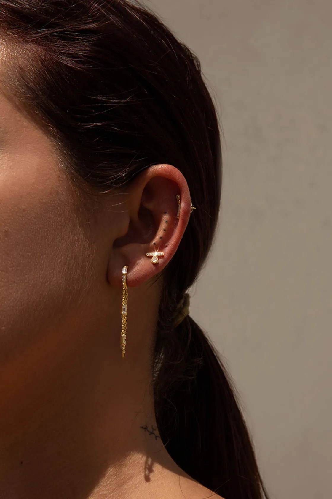 Segundo Pendiente | LINEARGENT Piercing de plata baño dorado estilo minimalista con circonitas