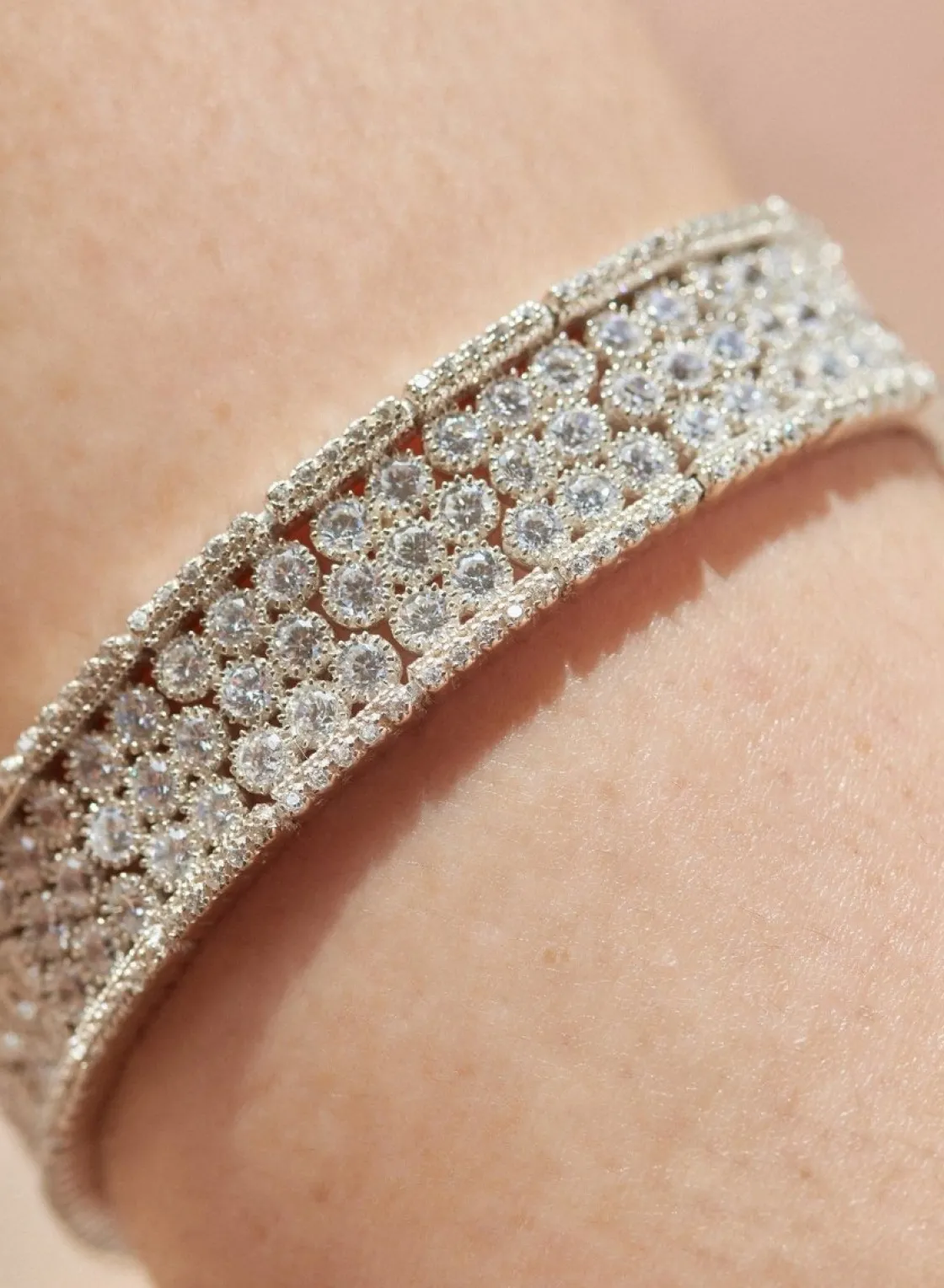 Pulseras Brillantes | LINEARGENT Pulsera riviere de plata con múltiples raíles de cuarzos adamantinos blancos redondos y detalle de circonitas en los lados