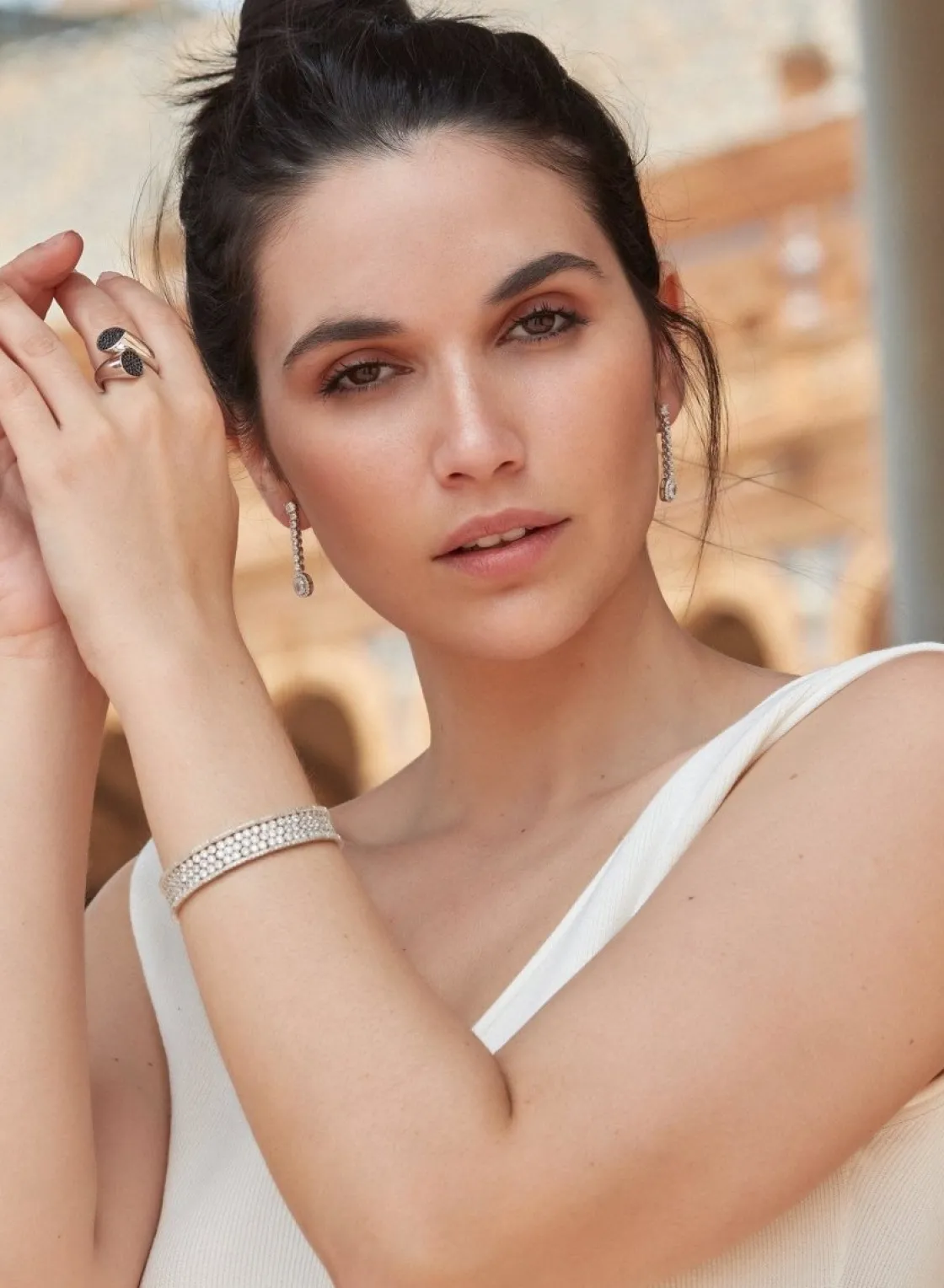 Pulseras Brillantes | LINEARGENT Pulsera riviere de plata con múltiples raíles de cuarzos adamantinos blancos redondos y detalle de circonitas en los lados