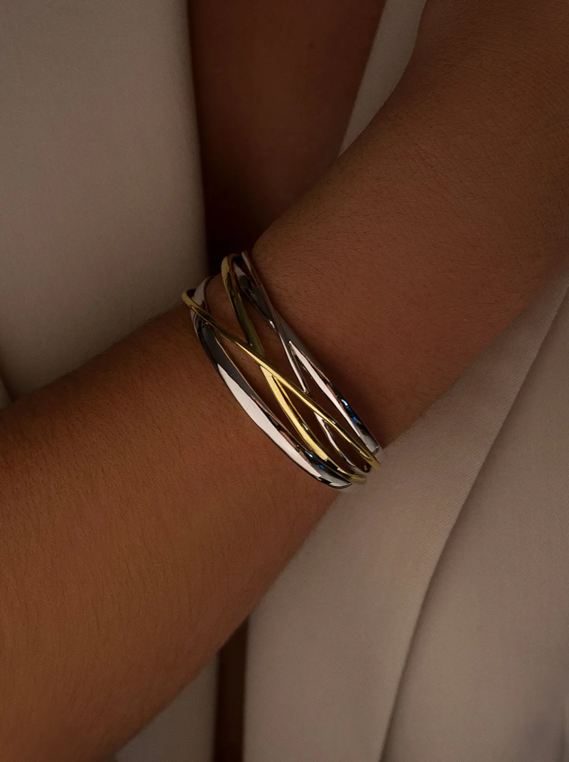 Pulseras Esclavas | LINEARGENT Pulsera esclava de plata bicolor con cruz central de plata bañada en oro