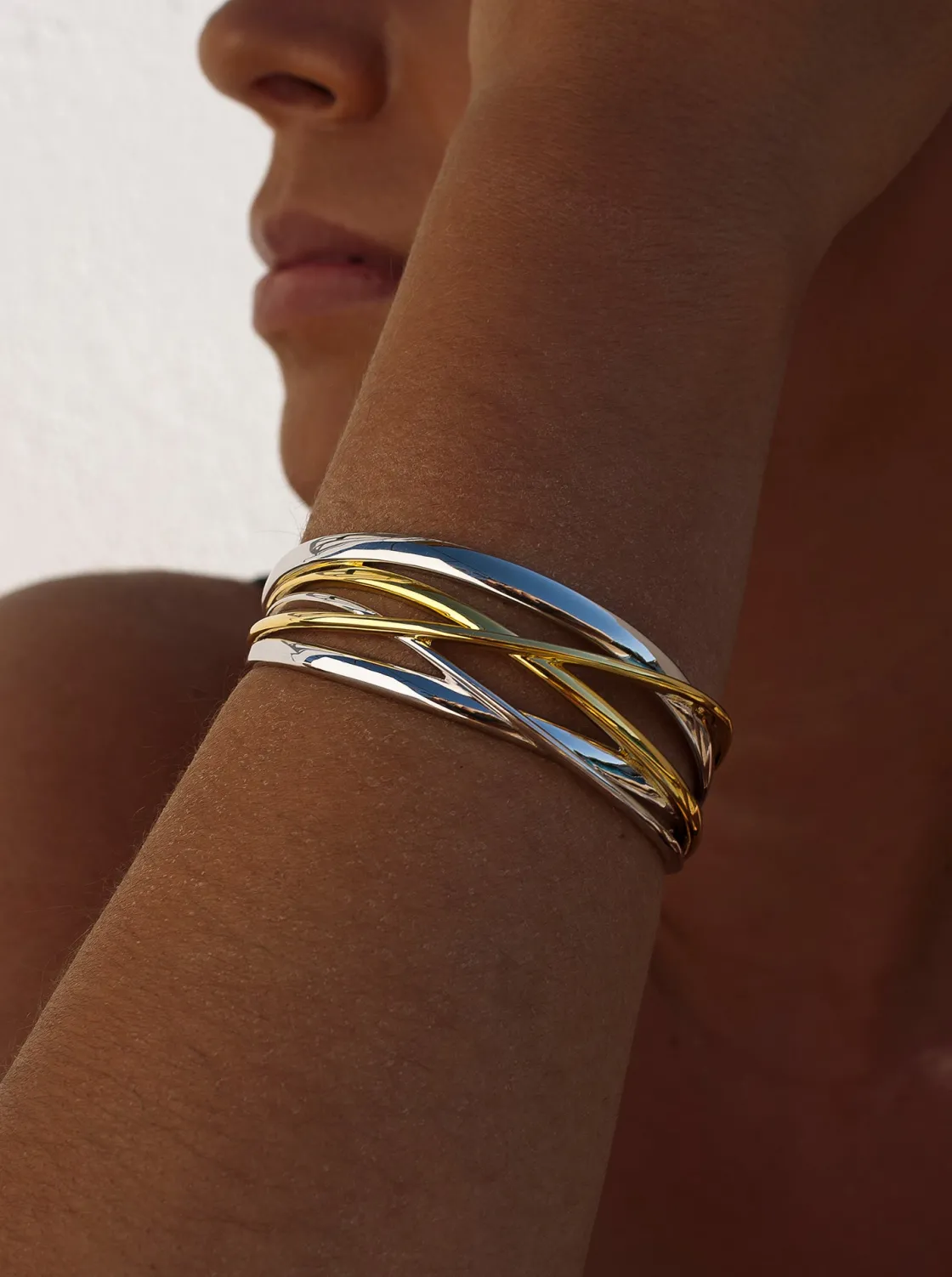 Pulseras Esclavas | LINEARGENT Pulsera esclava de plata bicolor con cruz central de plata bañada en oro