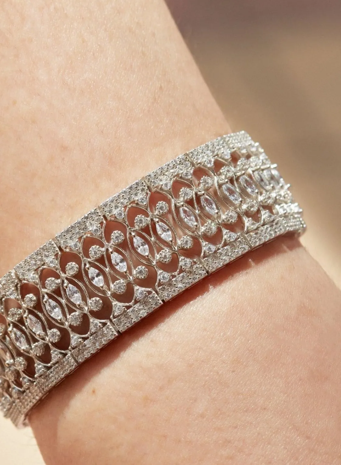 Pulseras Brillantes | LINEARGENT Pulsera gruesa riviere de plata con múltiples raíles de cuarzos adamantinos blancos y detalle de circonitas en los lados