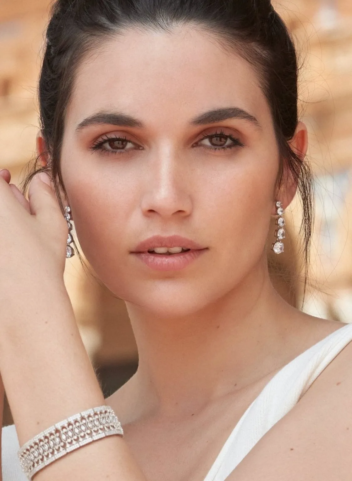 Pulseras Brillantes | LINEARGENT Pulsera gruesa riviere de plata con múltiples raíles de cuarzos adamantinos blancos y detalle de circonitas en los lados