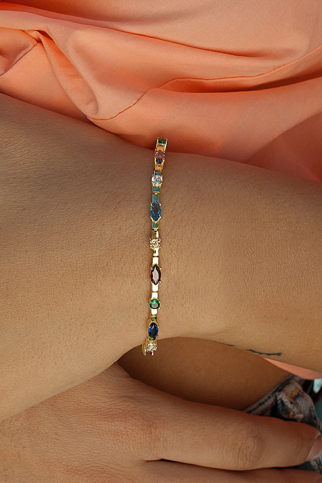 Pulseras Con Piedras | LINEARGENT Pulseras con piedras multicolor dispuestas linealmente