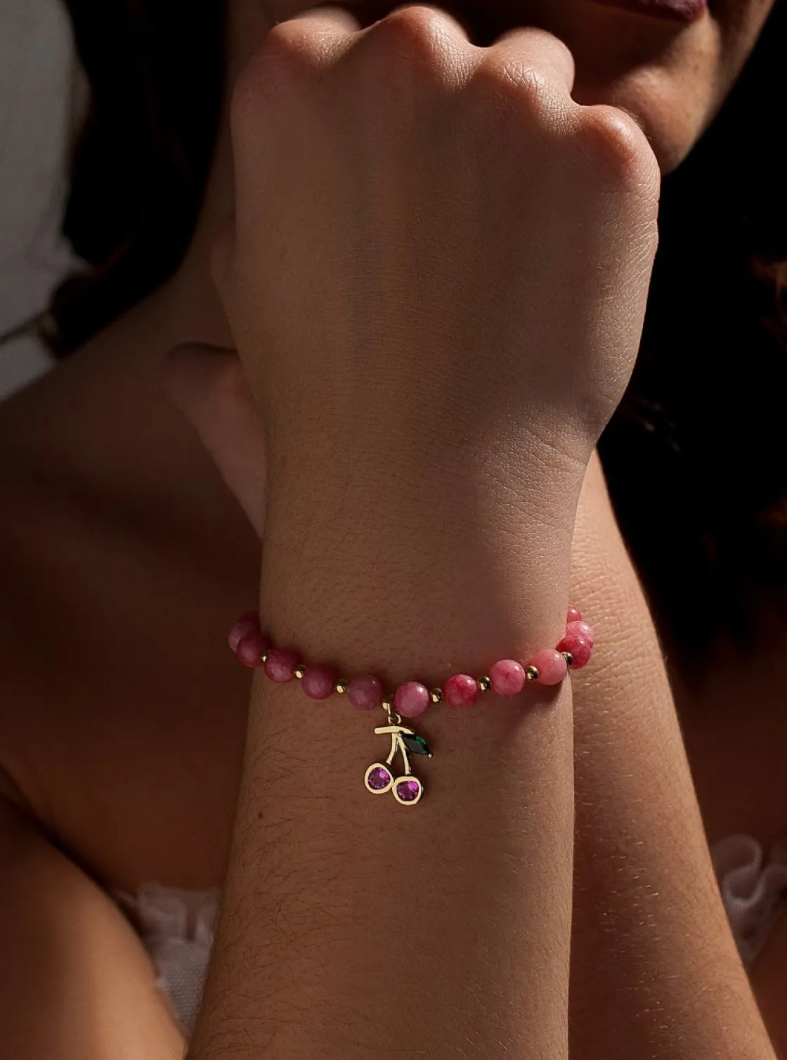Pulsera De Bolas | Pulseras Con Colgantes | LINEARGENT Pulseras de bolas de plata de rodonita y charm de cereza con circointas