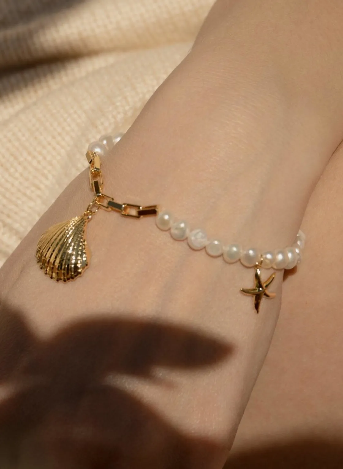 Pulseras Perlas | Pulseras Con Colgantes | LINEARGENT Pulseras de perlas en oro diseño charms de concha y estrella de mar