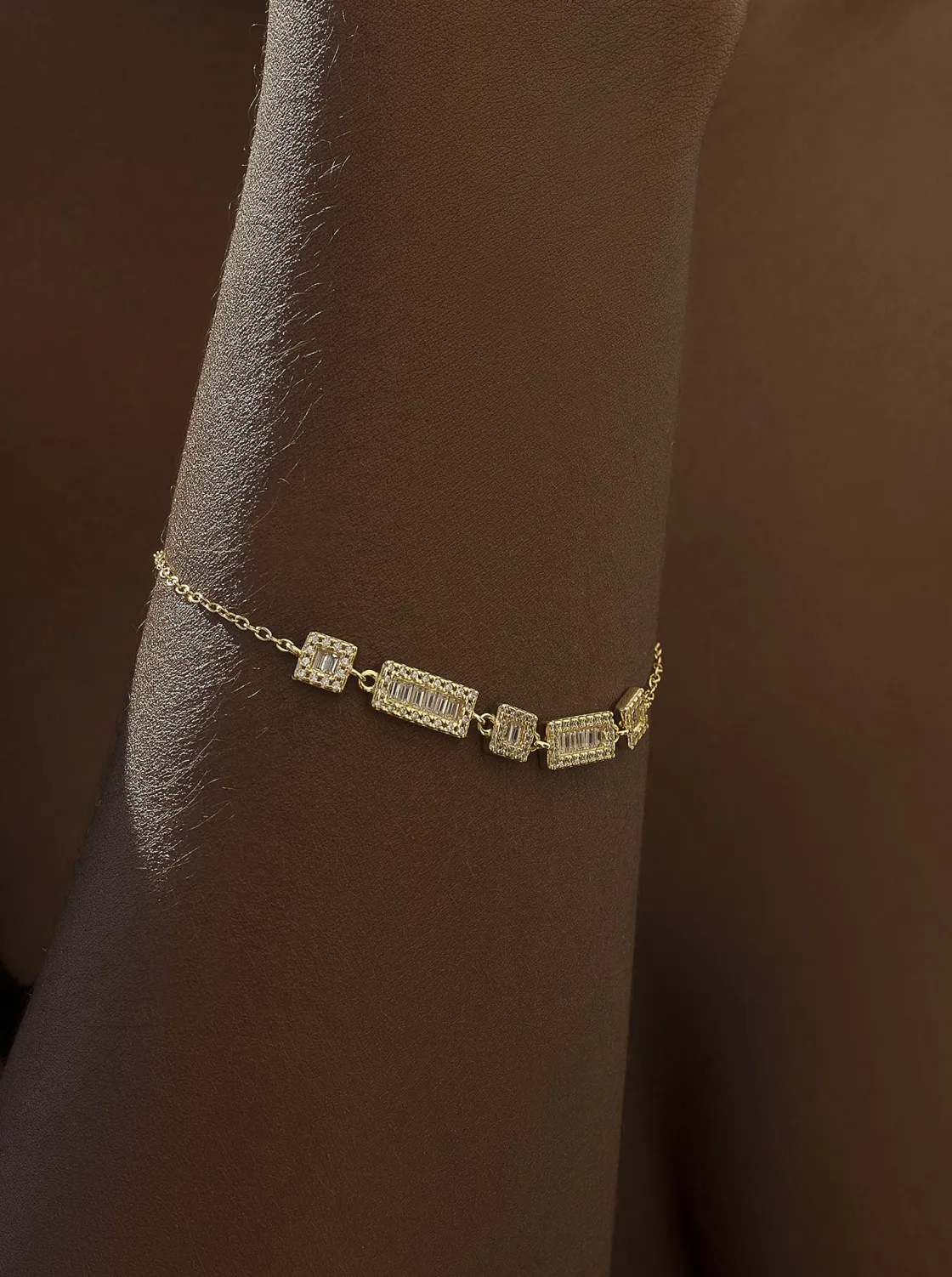Pulsera Eslabones Plata | LINEARGENT Pulseras finas bañada en oro diseño central con circonitas blancas