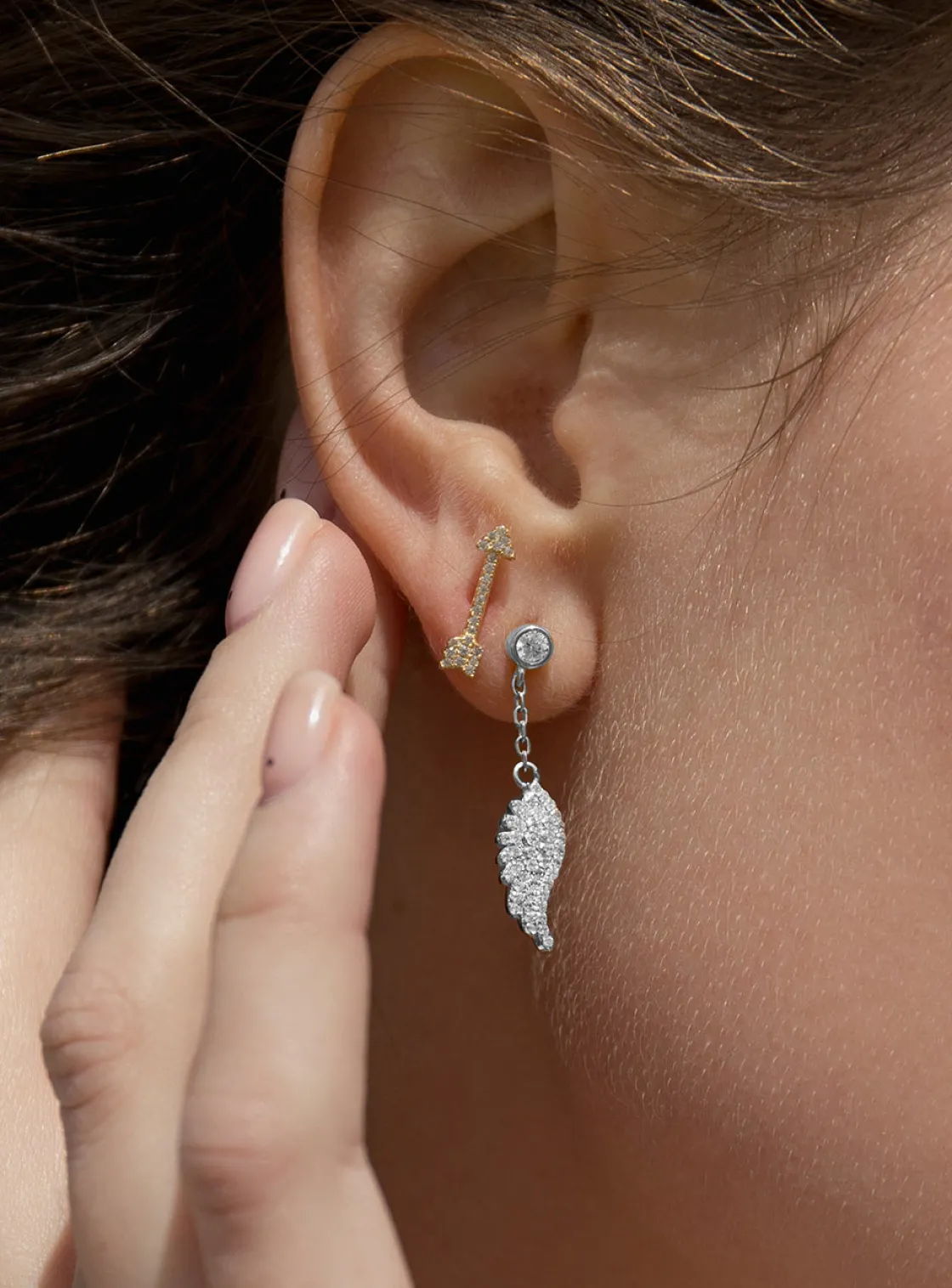 Segundo Pendiente | LINEARGENT Segundo pendiente de plata baño en oro con charm de flecha y circonitas