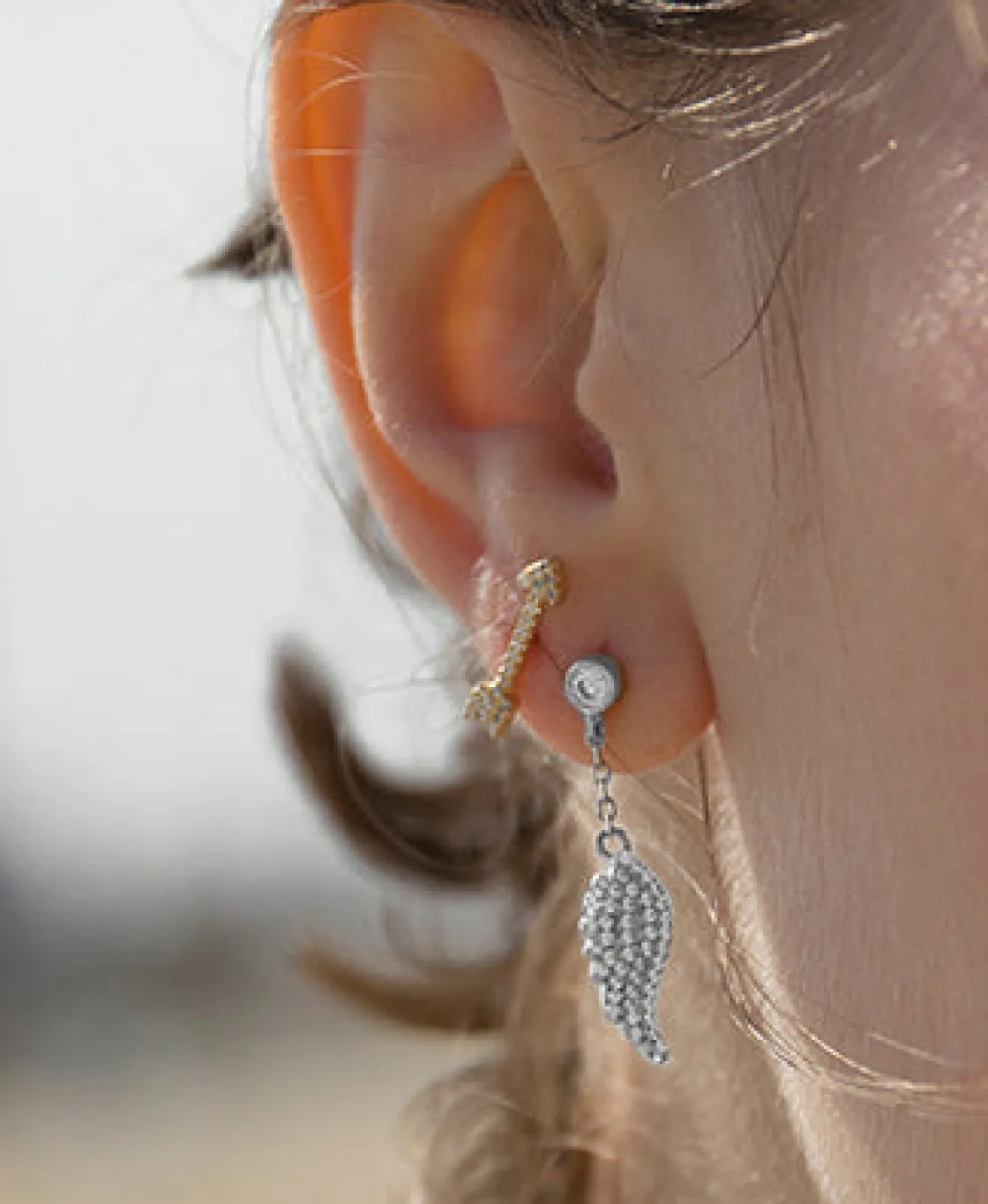 Segundo Pendiente | LINEARGENT Segundo pendiente de plata baño en oro con charm de flecha y circonitas