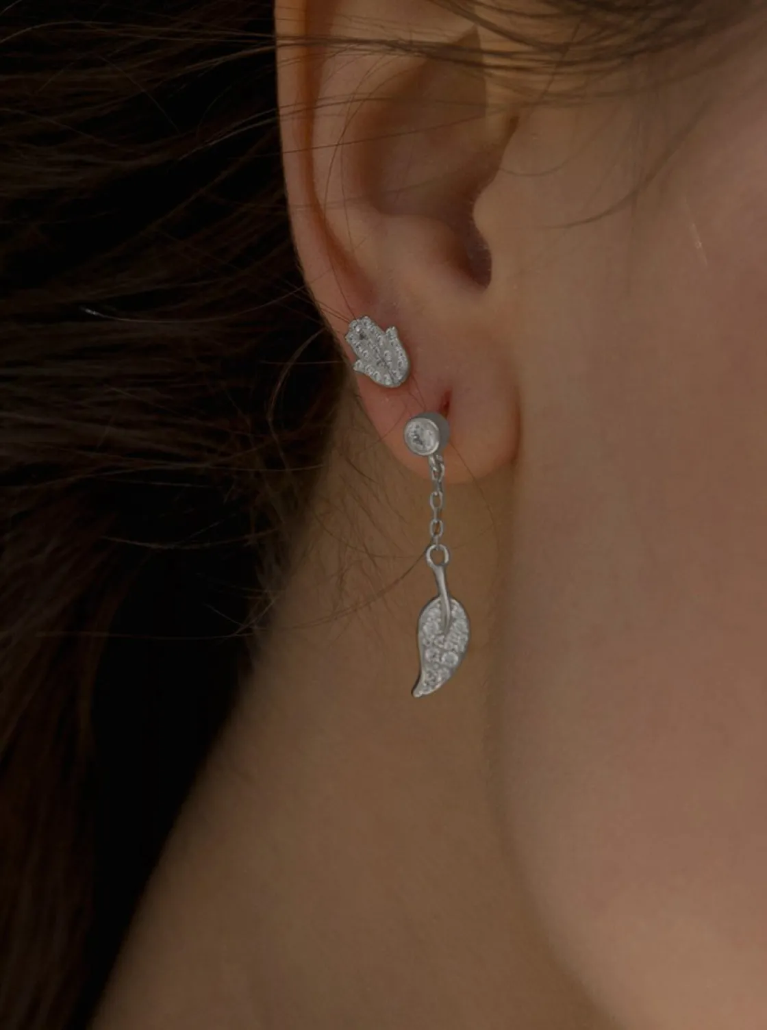Segundo Pendiente | LINEARGENT Segundo pendiente de plata con charm de mano de fátima