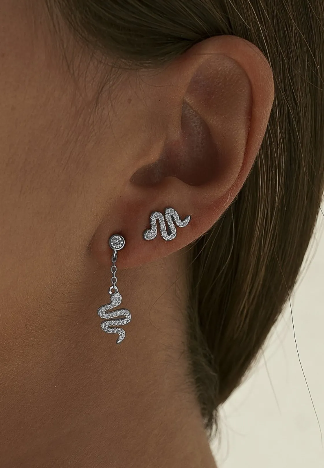 Segundo Pendiente | LINEARGENT Segundo pendiente de plata con charm de serpiente y circonitas